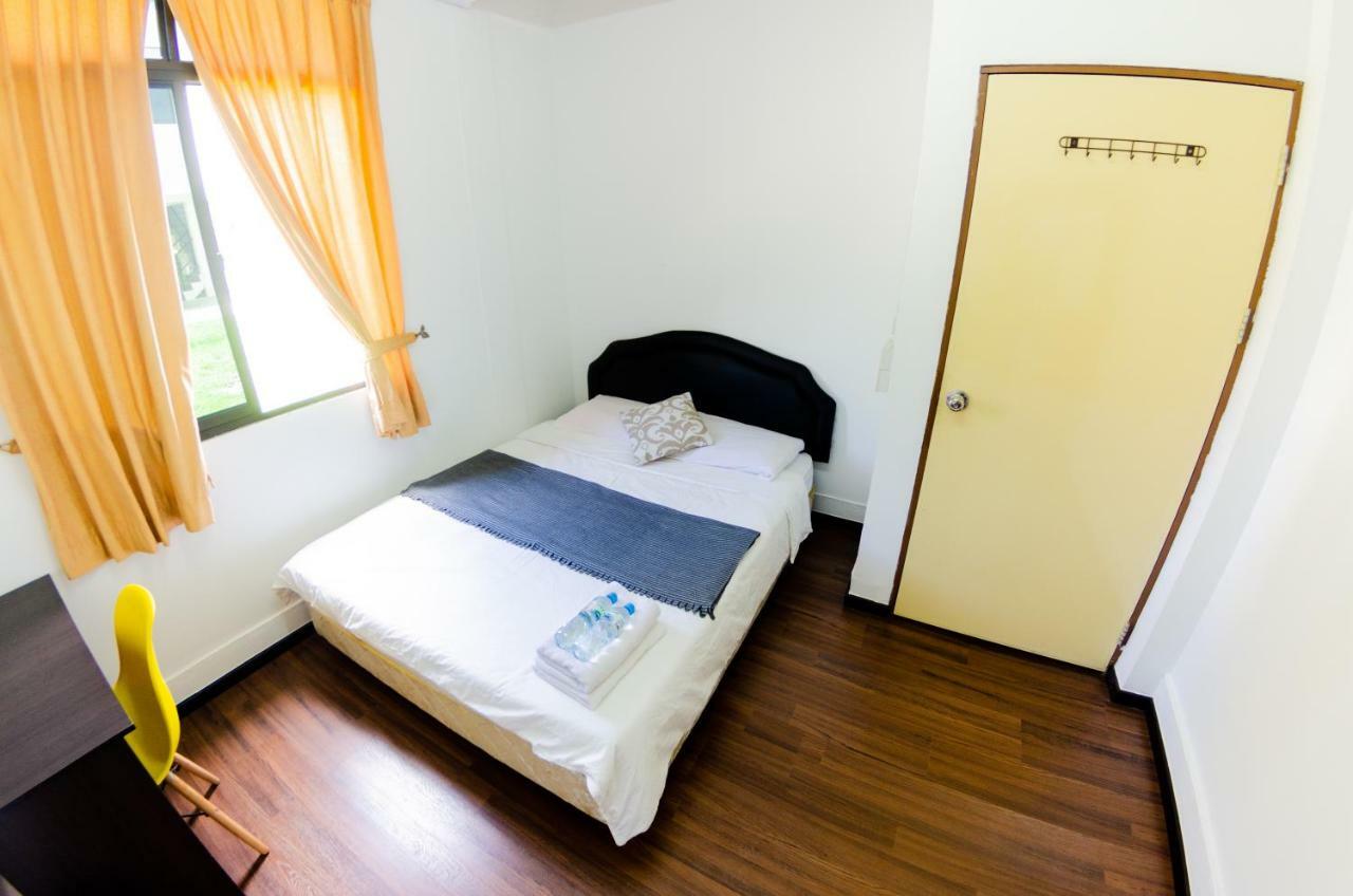 Poni Homestay Muara Exterior photo