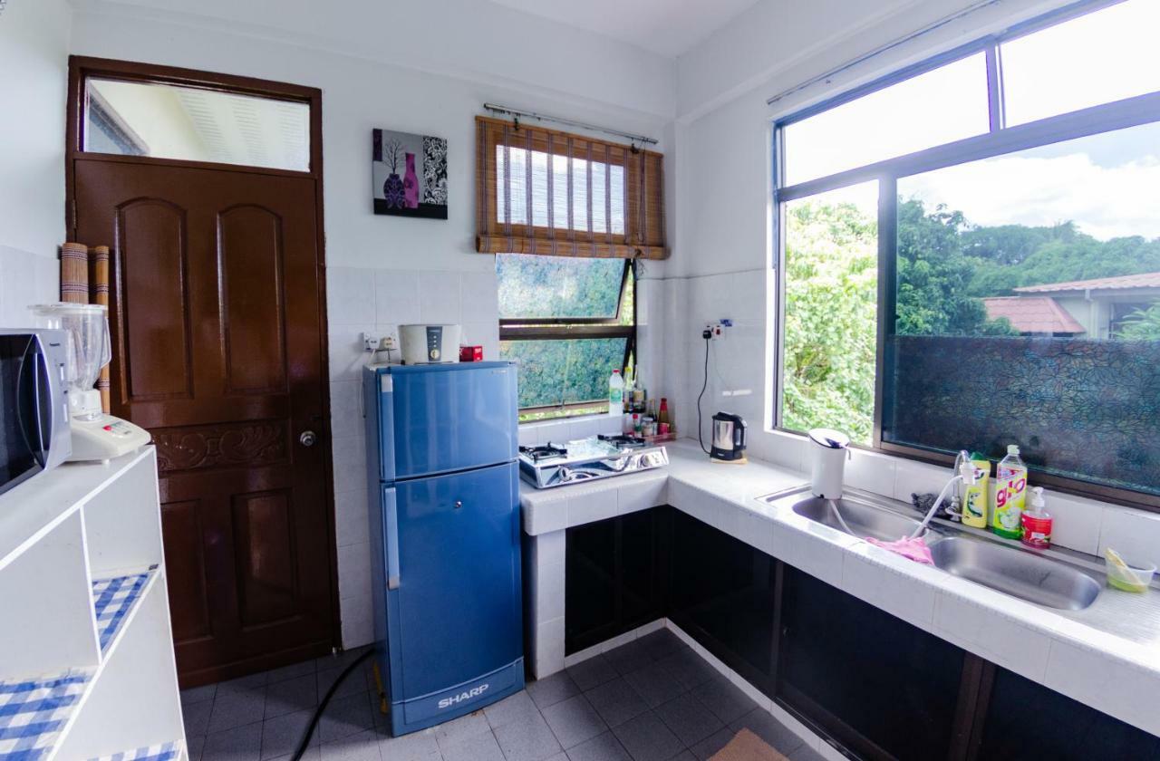 Poni Homestay Muara Exterior photo