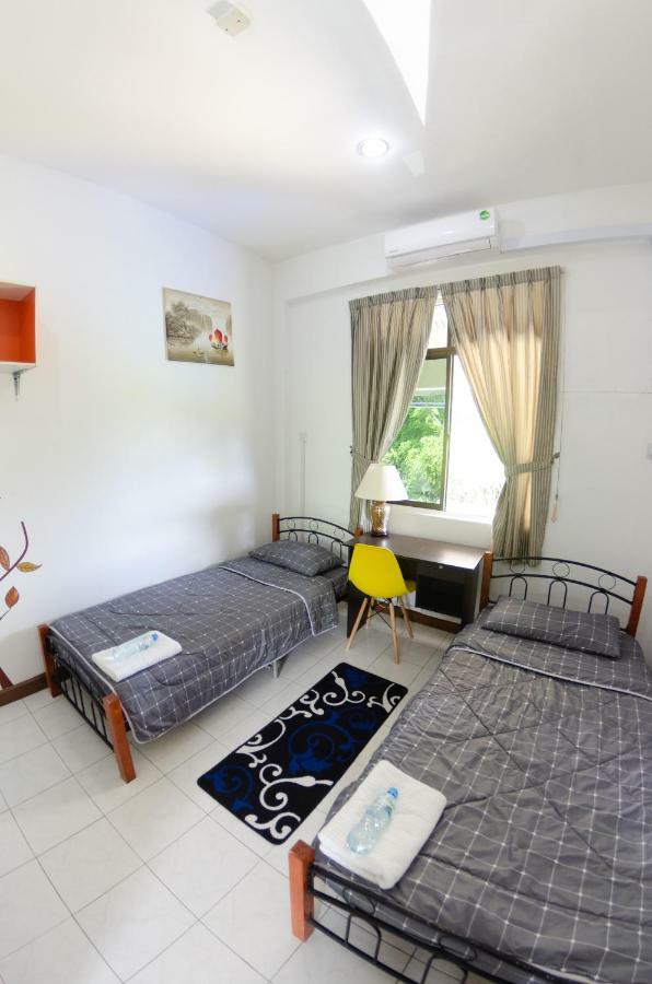Poni Homestay Muara Exterior photo