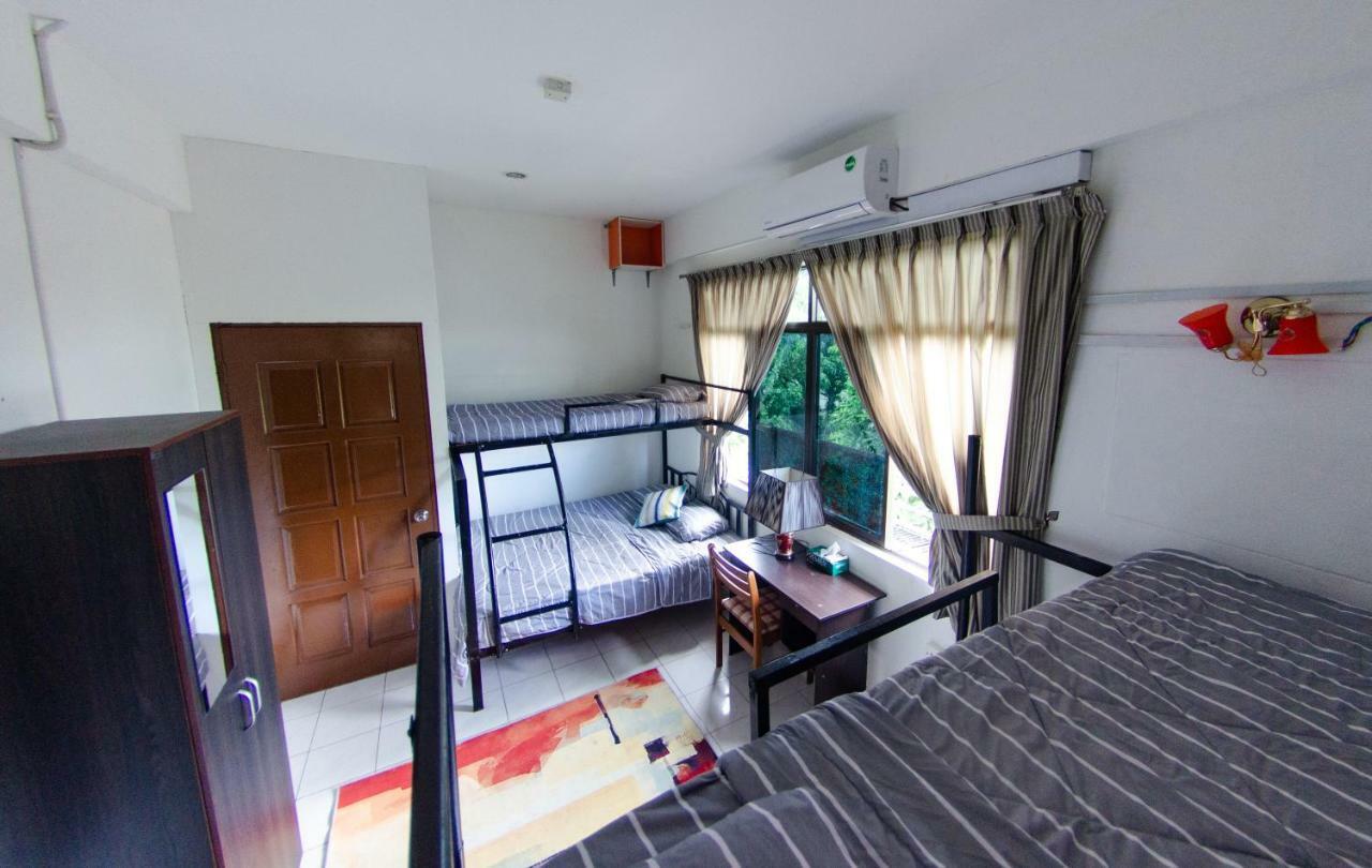 Poni Homestay Muara Exterior photo
