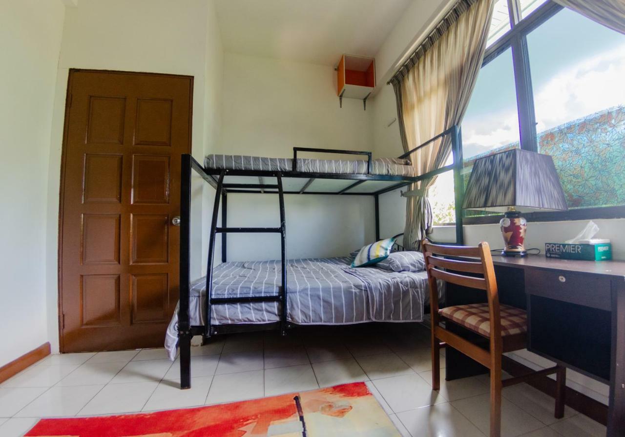 Poni Homestay Muara Exterior photo