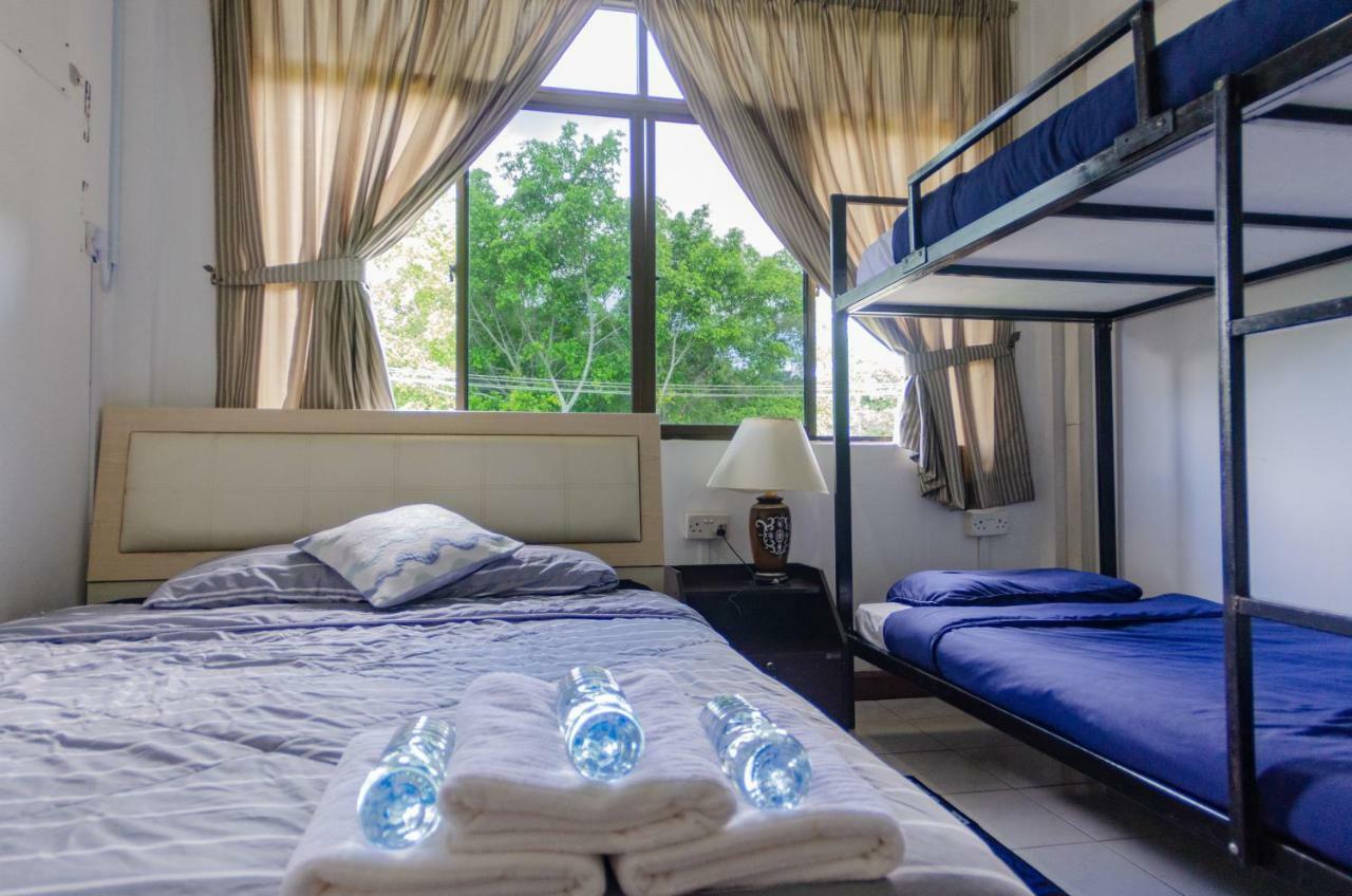 Poni Homestay Muara Exterior photo